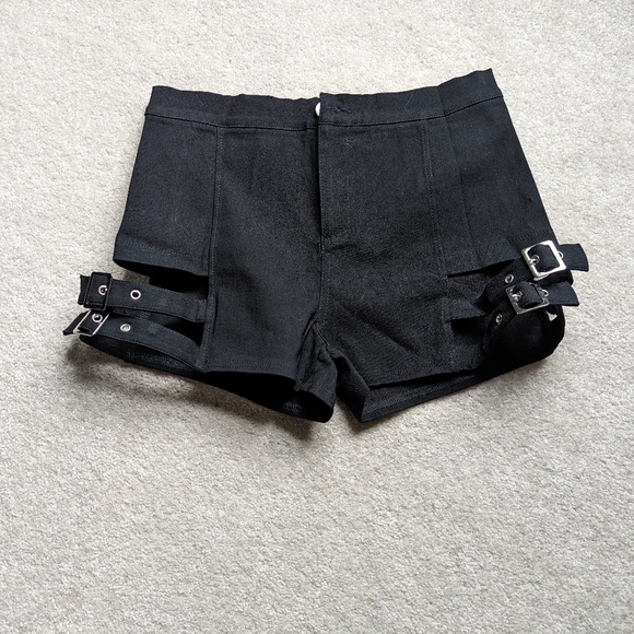 Black shorts with adjustable leg straps - Picture 6 of 6